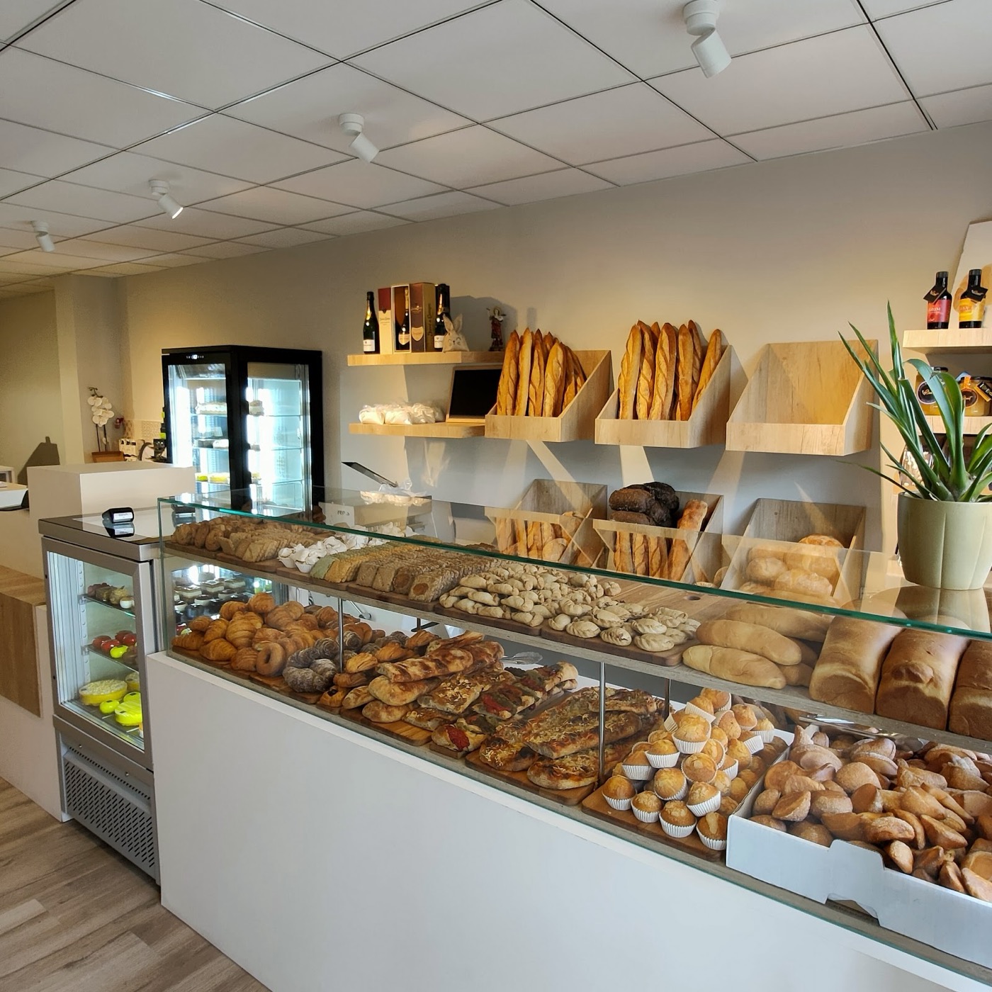 Mostrador y estanterías de pan de Pastisseria Larrosa
